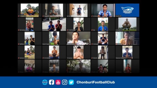 นักเตะชลบุรี รดน้ำดำหัว "โค้ชเตี้ย" ผ่านวีดีโอคอล