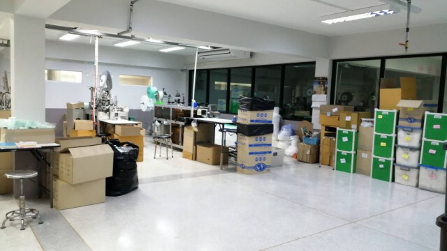 บุกจับโรงงานผลิตหน้ากากอนามัย ยึดของกลางกว่า 3 แสนชิ้น