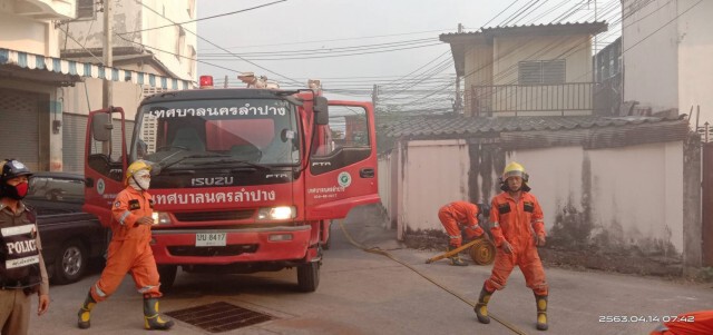 ระทึก!! ไฟไหม้ห้องเครื่องเก๋งออดี้ หวิดลามไหม้บ้าน
