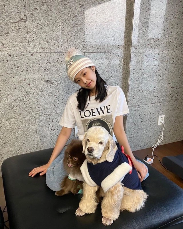 เจนนี่ BLACKPINK สุดปัง! ขึ้นปก "โว้ค เกาหลี" กับ "คุมะ" น้องหมาสุดรัก