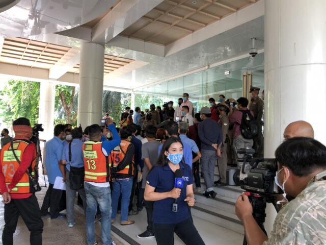 หวิดชุลมุน! อกหัก 5 พัน บุกคลังขอพบรัฐมนตรี