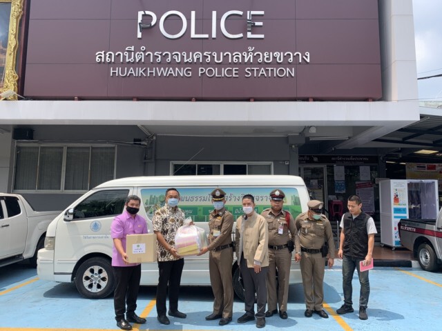 อธิบดีกรมส่งเสริมวัฒนธรรม มอบหน้ากากปกป้องใบหน้าให้ตำรวจห้วยขวาง