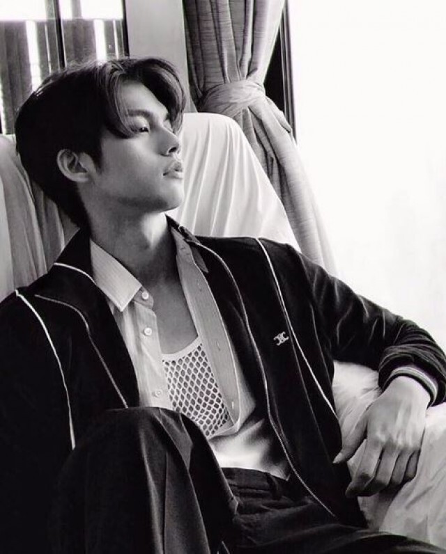 "ไบร์ท วชิรวิชญ์" กับภาพ "Monochrome" สุดอาร์ท