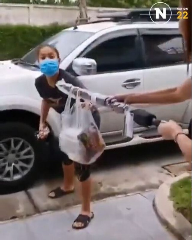 ชมคลิป "ซาร่า-หน่อง-กัปตันกิ๊ฟ" ส่งเสบียงกันในภาวะโควิด19