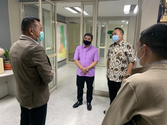 อธิบดีกรมส่งเสริมวัฒนธรรม มอบหน้ากากปกป้องใบหน้าให้ตำรวจห้วยขวาง
