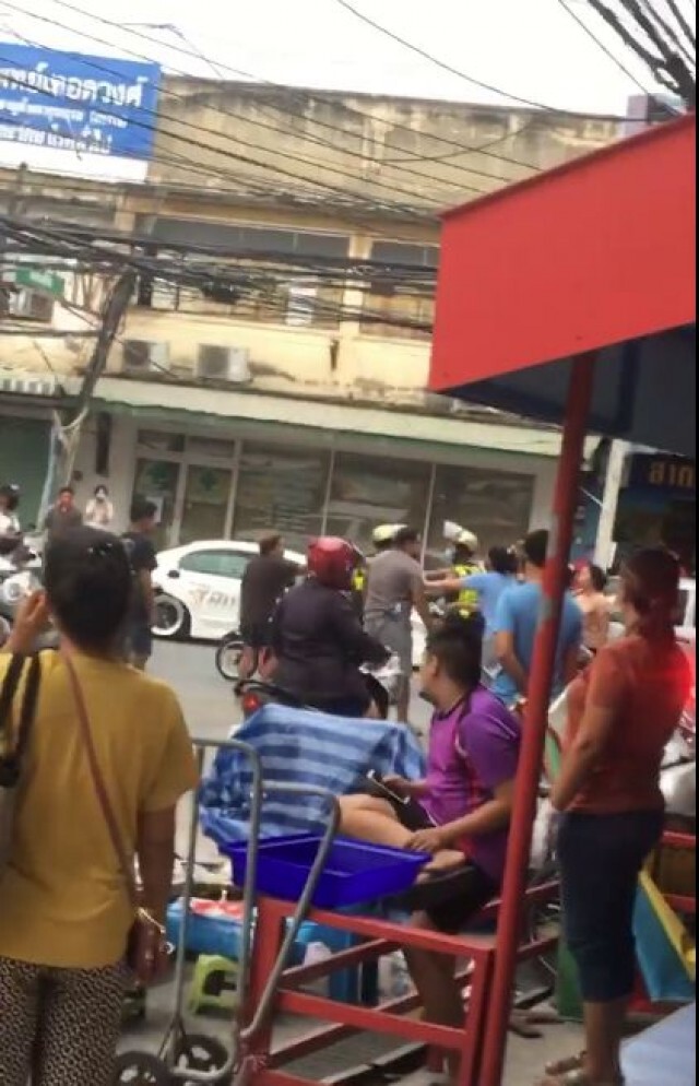 กล้วยเเขกข้าใครอย่าเเตะ! ปะทะเดือดกลางตลาดนครนายก