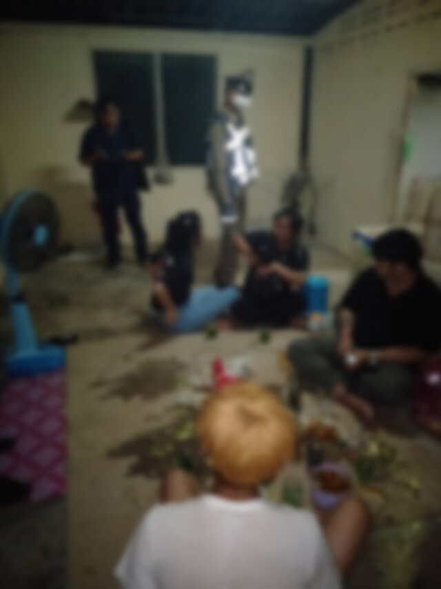 จับชาวเมียนมา! ไม่สนเคอร์ฟิว ตั้งก๊วนล้อมวง