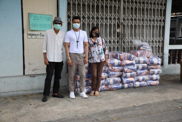 น้ำใจงาม "หนุ่ม กะลา" มอบข้าวสาร 3,000 กก. ให้ชาวชุมชน