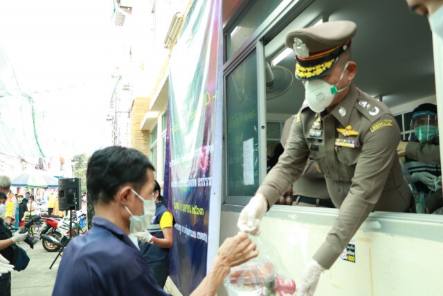 ผบช.สตม.นำทีม แจกข้าวสาร-อาหารแห้งให้ชาวบ้านชุมชน "มั่นคงสวนพลู"