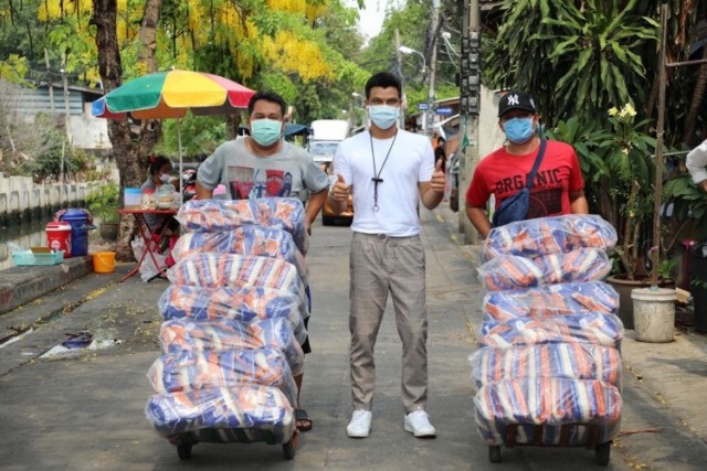 น้ำใจงาม "หนุ่ม กะลา" มอบข้าวสาร 3,000 กก. ให้ชาวชุมชน