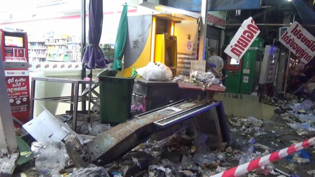 กระบะซิ่งเเรง! เเซงทะลุร้านค้า เหตุกลัวไม่ทันเวลา "เคอร์ฟิว"