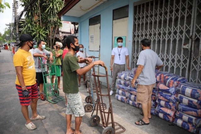 น้ำใจงาม "หนุ่ม กะลา" มอบข้าวสาร 3,000 กก. ให้ชาวชุมชน