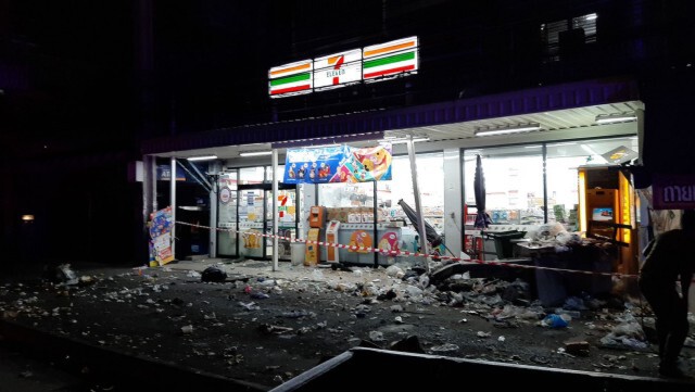 กระบะซิ่งเเรง! เเซงทะลุร้านค้า เหตุกลัวไม่ทันเวลา "เคอร์ฟิว"