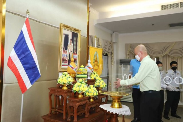มูลนิธิราชประชานุเคราะห์ในพระบรมราชูปถัมภ์มอบกล่องใสครอบศีรษะ