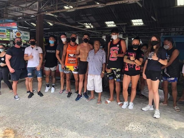 "ทีมงานสิงห์ป่าตอง" - "ศิษย์หนุ่มน้อย" แจกของที่ภูเก็ต