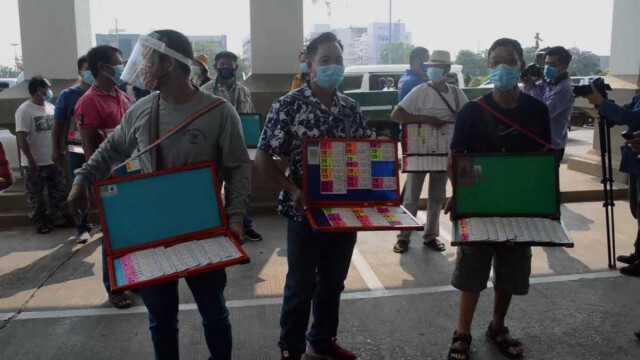 เลื่อนออกหวยเป็นเหตุ ผู้ค้าเมืองเลย ร้องขอ "กองสลากฯ" ซื้อคืน