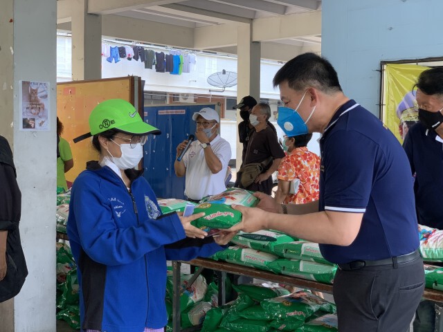 "สิระ" ลุยแจกข้าวสาร 10,000 ถุง หวังแบ่งเบาภาระ ปชช.ในยามวิกฤต