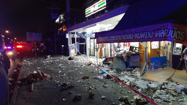 กระบะซิ่งเเรง! เเซงทะลุร้านค้า เหตุกลัวไม่ทันเวลา "เคอร์ฟิว"