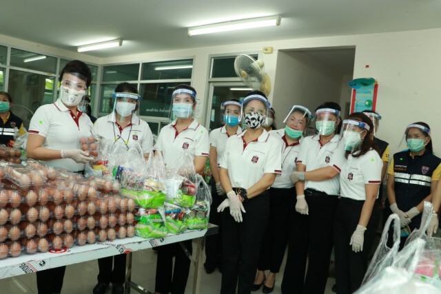 ผบช.สตม.นำทีม แจกข้าวสาร-อาหารแห้งให้ชาวบ้านชุมชน "มั่นคงสวนพลู"