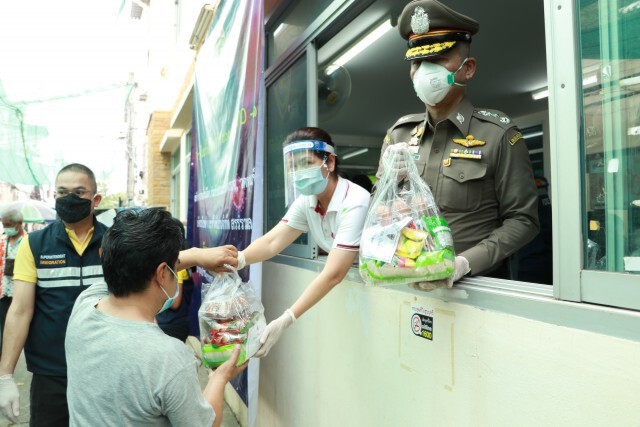 ผบช.สตม.นำทีม แจกข้าวสาร-อาหารแห้งให้ชาวบ้านชุมชน "มั่นคงสวนพลู"