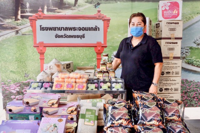 "แม่กิมลั้ง" ส่งอาหาร-ขนม ให้โรงพยาบาลในจังหวัดเพชรบุรี สู้ภัยโควิด