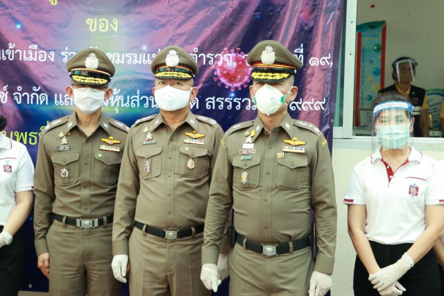 ผบช.สตม.นำทีม แจกข้าวสาร-อาหารแห้งให้ชาวบ้านชุมชน "มั่นคงสวนพลู"
