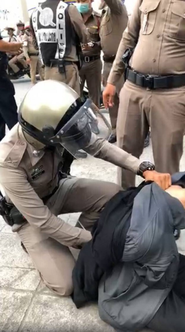 คุมตัวชายต้องสงสัย สวมโม่งคลุมหัว