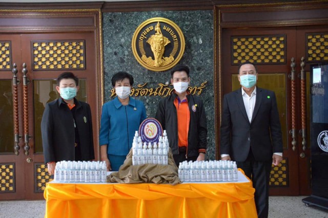 พระองค์เจ้าโสมสวลี และ สมเด็จเจ้าฟ้าพัชรกิติยาภา ทรงพระราชทานสเปรย์แอลกอฮอล์ให้ กทม.