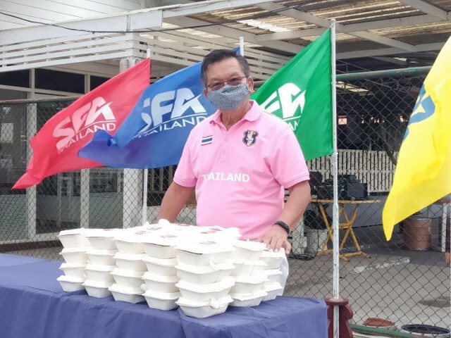 น้ำใจแข้งอาวุโสไทย! แจกข้าวกล่องฟรี