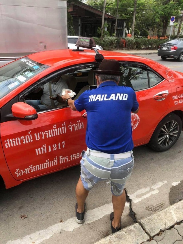 น้ำใจแข้งอาวุโสไทย! แจกข้าวกล่องฟรี