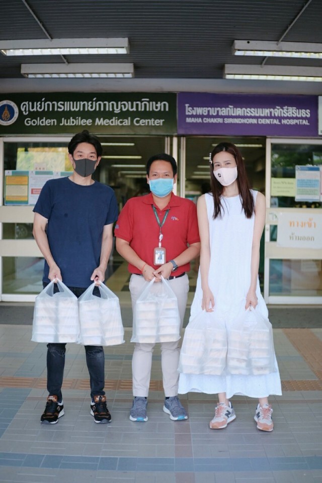 น้ำใจงาม "บอย-เจี๊ยบ" ทำข้าวกล่องให้หมอ-พยาบาล-คนตกงาน