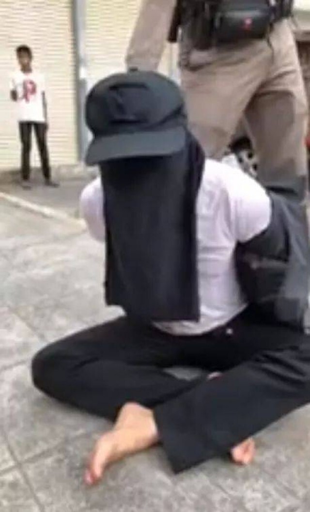คุมตัวชายต้องสงสัย สวมโม่งคลุมหัว