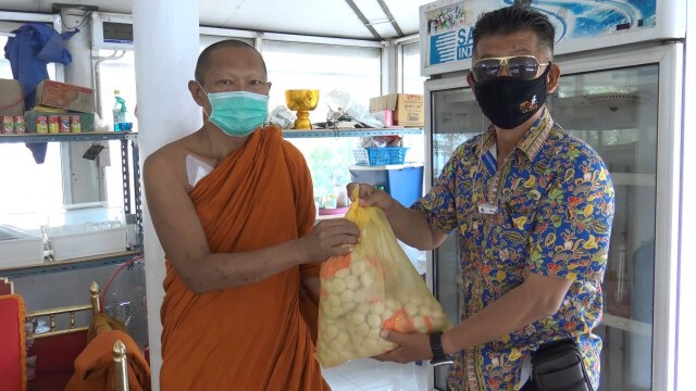 ขนอาหารช่วยพระ-เณรนับร้อย หลัง "โควิด-19" ทำพิษคนตักบาตรน้อยลง