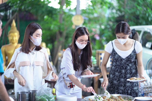 "บัว-โม-พรีม" เปิดโรงทาน ช่วยชาวบ้านฝ่าวิกฤต "โควิด-19"