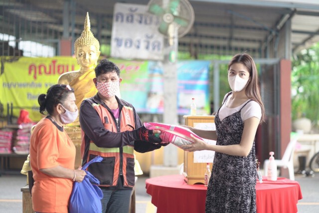 "บัว-โม-พรีม" เปิดโรงทาน ช่วยชาวบ้านฝ่าวิกฤต "โควิด-19"