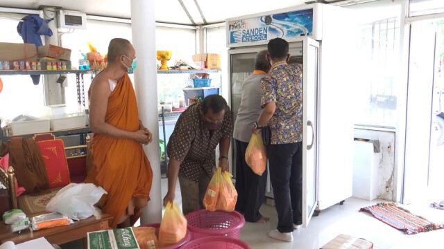 ขนอาหารช่วยพระ-เณรนับร้อย หลัง "โควิด-19" ทำพิษคนตักบาตรน้อยลง