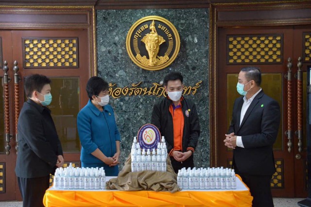 พระองค์เจ้าโสมสวลี และ สมเด็จเจ้าฟ้าพัชรกิติยาภา ทรงพระราชทานสเปรย์แอลกอฮอล์ให้ กทม.