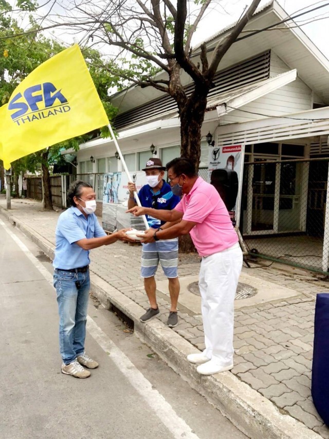 น้ำใจแข้งอาวุโสไทย! แจกข้าวกล่องฟรี