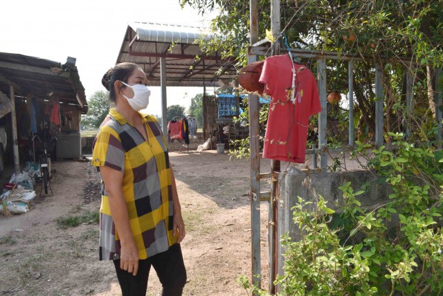 แขวน "เสื้อแดง-หนามพุทรา" เชื่อกัน "ผีโควิด" ได้