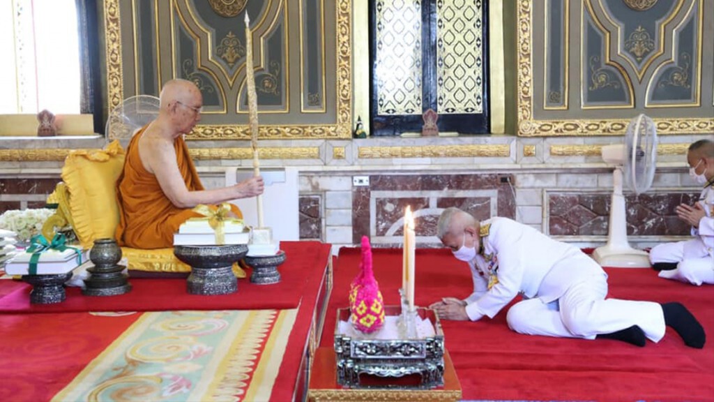 ในหลวง-พระราชินี พระราชทาน ดอกไม้ธูปเทียน น้ำสรง ผ้าไตร ถวาย สมเด็จพระสังฆราช เนื่องในเทศกาลสงกรานต์ ในหลวง-พระราชินี พระราชทาน ดอกไม้ธูปเทียน น้ำสรง ผ้าไตร ถวาย สมเด็จพระสังฆราช เนื่องในเทศกาลสงกรานต์