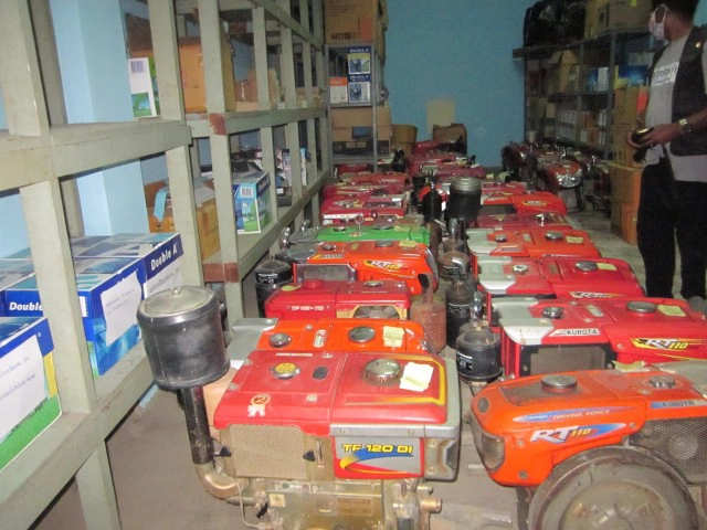 ชาวนาชุมแสง ปากน้ำโพ แห่จำนำรถไถนาแน่นโรงตึ๊ง