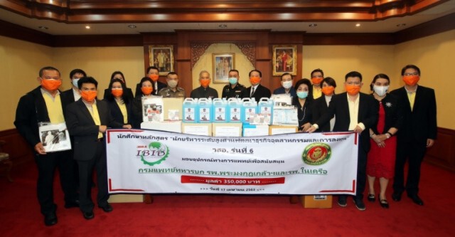 "สุวัจน์" นำทีม วธอ.6 มอบอุปกรณ์ทางการแพทย์ให้กรมแพทย์ทหารบกสู้โควิด-19