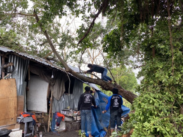 ฝนตกหนักต้นไม้ล้มทับบ้าน โครงหลังคาเหล็กถล่ม