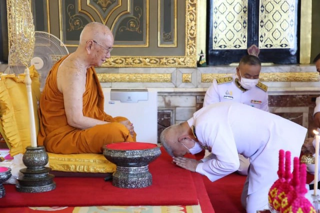 ในหลวง-พระราชินี พระราชทาน ดอกไม้ธูปเทียน น้ำสรง ผ้าไตร ถวาย สมเด็จพระสังฆราช เนื่องในเทศกาลสงกรานต์