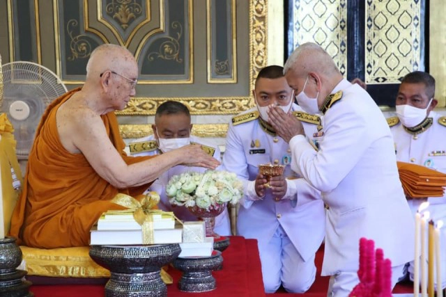 ในหลวง-พระราชินี พระราชทาน ดอกไม้ธูปเทียน น้ำสรง ผ้าไตร ถวาย สมเด็จพระสังฆราช เนื่องในเทศกาลสงกรานต์