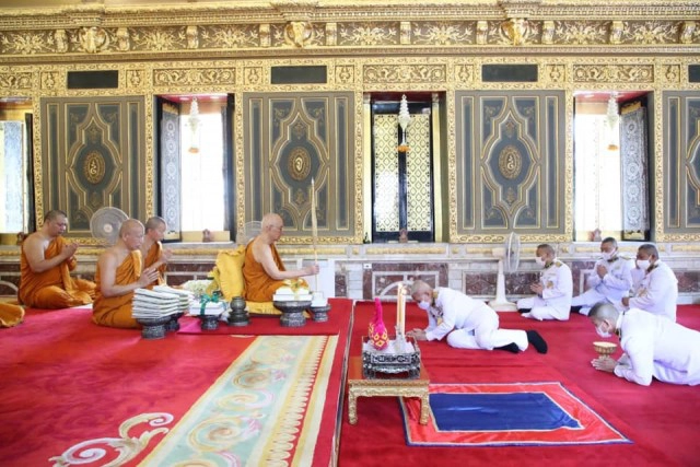 ในหลวง-พระราชินี พระราชทาน ดอกไม้ธูปเทียน น้ำสรง ผ้าไตร ถวาย สมเด็จพระสังฆราช เนื่องในเทศกาลสงกรานต์