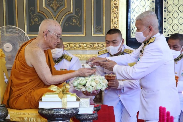 ในหลวง-พระราชินี พระราชทาน ดอกไม้ธูปเทียน น้ำสรง ผ้าไตร ถวาย สมเด็จพระสังฆราช เนื่องในเทศกาลสงกรานต์