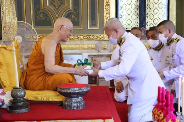 ในหลวง-พระราชินี พระราชทาน ดอกไม้ธูปเทียน น้ำสรง ผ้าไตร ถวาย สมเด็จพระสังฆราช เนื่องในเทศกาลสงกรานต์