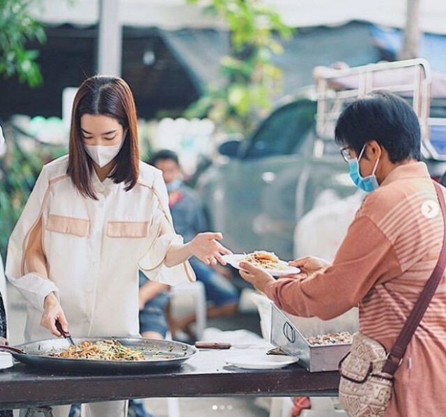 "โม มนชนก" เปิดโรงทาน วัดพระยาสุเรนทร์