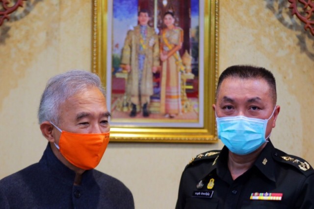 "สุวัจน์" นำทีม วธอ.6 มอบอุปกรณ์ทางการแพทย์ให้กรมแพทย์ทหารบกสู้โควิด-19